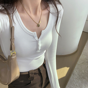 别致纽扣白色t恤女2023秋季韩版修身长袖，打底衫短款低领上衣
