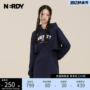 nerdy2024春夏连帽收腰卫衣连衣裙logo字母印花女裙子休闲