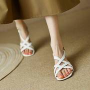 法式复古米色露趾凉鞋，女粗跟2024夏季方头，棕色罗马细