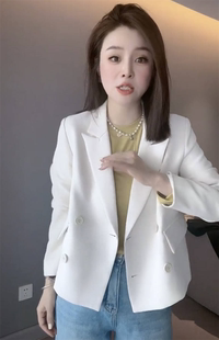 女装衣依阿玛施2024春秋时尚洋气西装，领背后扣子设计感短外套