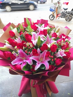武汉鲜花店 33朵红玫瑰 11支双头百合 武汉市区送货上门 配送到家