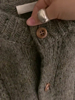 灰色单排扣麻花针织毛衣，外套女2023冬软糯开衫，宽松慵懒风上衣