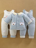 3一6个月12婴儿加厚棉服，袄款0秋冬装，8男宝宝衣服背带裤三件套装季