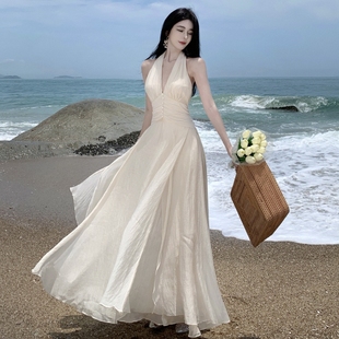 海边度假沙滩裙超仙女，v领露背在逃公主，白色挂脖吊带裙连衣裙夏季