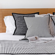 样板房卧室软装抱枕现代简约黑白波点装饰床旗毛绒靠垫床搭巾