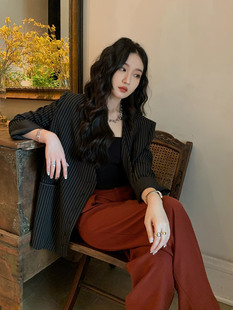 任小艺(任小艺)今年流行的休闲chic黑色条纹西装外套，女高级设计感小众西服
