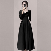赫本风复古高级感黑色收腰连衣裙2024春季女法式气质方领长裙