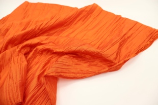 时装褶皱 凹造型设计亮橘色光泽廓形不规则褶皱面料半裙风衣布料