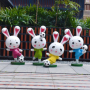 户外庭院商场园林幼儿园，景观仿真卡通足球兔子，吉祥物装饰雕塑摆件
