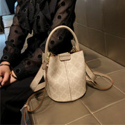 香港品牌斜跨包包女2024夏季单肩真皮水桶包时尚质感手提包潮