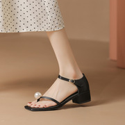 一字带方头凉鞋，女2024夏季露趾搭扣小众，设计优雅性感珍珠套趾