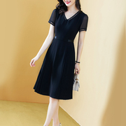 黑色纯色连衣裙女夏雪纺v领2024气质，中长款高级高端藏肉裙子