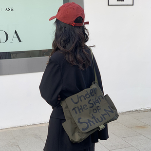 韩国姜涩琪同款单肩包女个性字母，涂鸦大容量邮差，包斜挎包街头大包