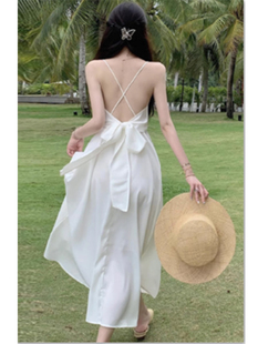 白色吊带连衣裙性感V领露背收腰显瘦海边度假穿搭拍照超仙沙滩裙