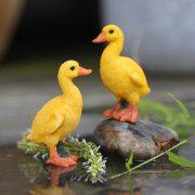 创意情侣小黄鸭摆件户外花园，庭院桌面假山鱼池，动物装饰工艺品送礼