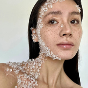 亚克力冰块材料化妆脸部，贴钻仿真水晶石串珠，创意妆容造型拍摄道具