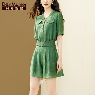 丹慕妮尔时尚休闲绿色套装夏季女装v领t恤气质两件套短裤