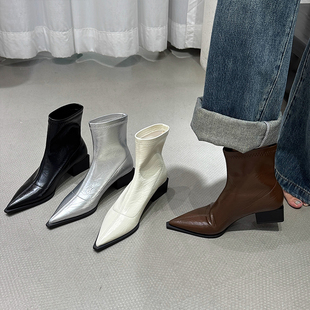 法式尖头短靴女2023秋冬单靴子(单靴子)欧美时装，粗跟瘦瘦靴小众马丁靴