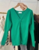 韩国东大门春装设计感麻花扭结绿色V领针织衫打底衫泡泡袖女