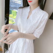 香港timo气质洋气法式高级感v领白色蕾丝钩花连衣裙女小众设计夏