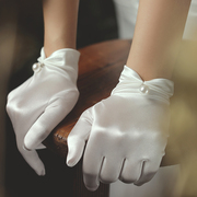 赫本风缎面珍珠新娘手套，韩式优雅复古婚纱，礼服森系白色短款手套