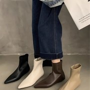 香港韩版时尚短靴女秋冬2023平底尖头复古踝靴棕色软皮裸靴子