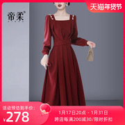 酒红色连衣裙2023秋季礼服，时尚收腰中长款高级轻奢法式小众女