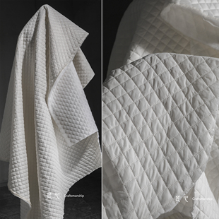 白色小香风格子绗缝棉服夹棉布，立体肌理冬外套，创意服装设计面料