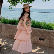 粉色吊带荷叶边连衣裙女2023夏季气质甜美层层蛋糕裙露肩长裙