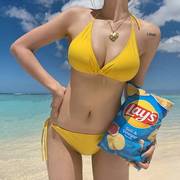 海边度假挂脖比基尼小胸聚拢性感套装黄色分体，泳衣女款三点式泳装