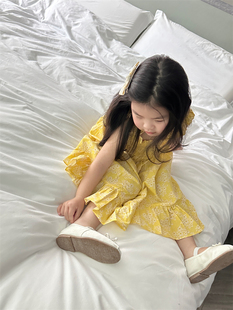现现发80-140韩女童夏季纯棉，黄色碎花吊带，长裙外景可泰出片了