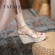 tatalory女鞋经典坡跟铆钉凉鞋，女夏季真皮，防水台草编厚底高跟鞋