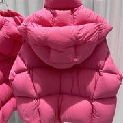 欧货玫红色白鹅绒羽绒服女短款面包服轻奢设计感2023冬季小众外套