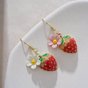 粉色花朵草莓耳环高级感小众可爱甜美耳坠设计感不对称2023年