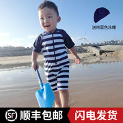 儿童泳衣男童男大中小童，宝宝连体带泳帽，游泳衣平角条纹拉链半袖