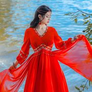 泰国三亚海边度假沙滩，裙女海滩长裙云南旅游穿搭民族风红色连衣裙