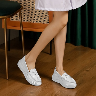 护士鞋女软底透气防滑凉鞋轻便夏季白色一脚蹬大码美容师增高鞋子