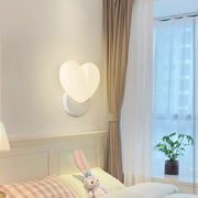 卧室床头壁灯北欧奶油风网，红ins氛围灯现代简约心形客厅背景墙灯