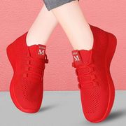 红色运动鞋女春季2024飞织休闲鞋网面透气旅游鞋黑色轻便单鞋