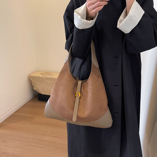 今年流行包包女2023秋冬小众设计高级质感单肩斜挎女士水桶包