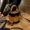 香港品牌包包女士2024高级感圆筒手提小包真皮单肩斜跨水桶包