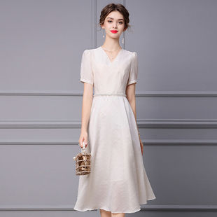 枝荔梨型身材a字连衣裙，优雅气质2024夏季白色珍珠显瘦长裙子