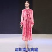 深圳南油2023春夏女装立领，木耳边长袖，粉色雪纺印花压褶连衣裙