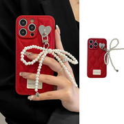 新年红色羽绒服珍珠蝴蝶结挂件适用iPhone15Promax手机壳苹果14皮质菱格13小香风12pro高级感11小众时尚软套