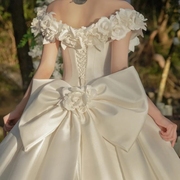 一字肩缎面主婚纱，2024白色新娘森系超仙气质，出门纱大拖尾婚纱