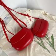红色包包女2024夏复古(夏复古)马鞍包小众(包小众)设计简约手机包单肩斜跨小包