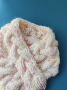 纯手工编织的麻花小围巾，成品浅粉色豆豆围巾，戴羽绒服里面的围巾