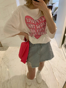 韩国夏季可爱减龄的粉色字母，大爱心宽松百搭圆领白t恤