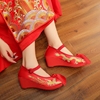 坡跟秀禾婚鞋女配秀禾服鞋子新娘红色结婚绣花布鞋，中式婚鞋一字扣