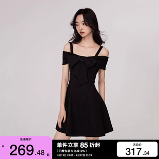 绫致only2024春夏时尚甜美显瘦露肩，牛仔短款连衣裙女